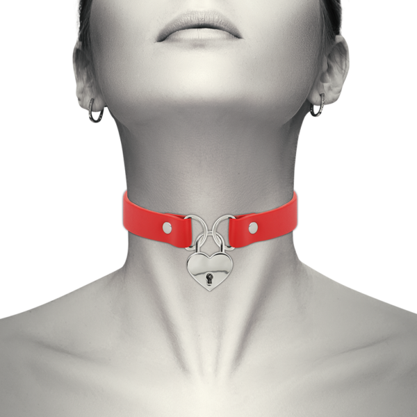COQUETTE - CHIC DESIRE COLLIER EN CUIR VEGAN ROUGE AVEC ACCESSOIRE COEUR AVEC CL? -
