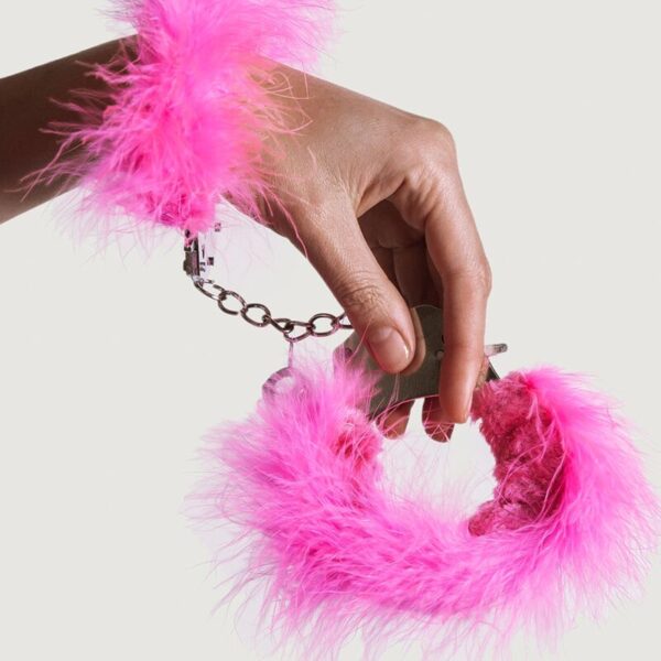 ADRIEN LASTIC - MENOTTES EN MÉTAL À PLUMES ROSE - – Image 2