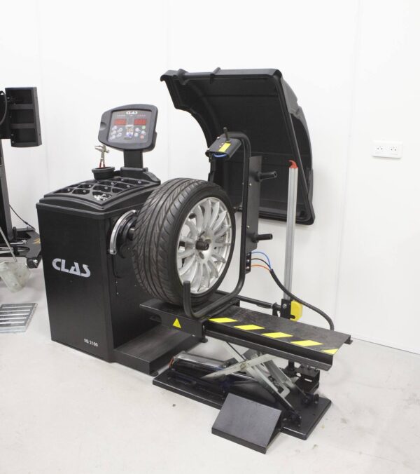 Lève roue semi-automatique pneumatique pour équilibreuse, démonte pneus - EQ 0000 - CLAS Equipements – Image 3