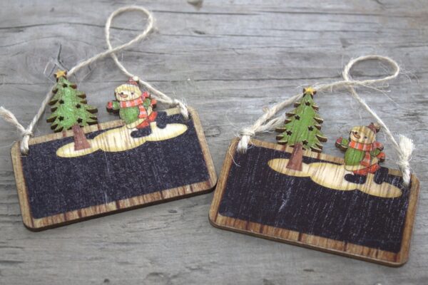 Pack de 2 décorations artisanales de Noël en bois - Bonhomme de neige et arbre- Vendu par 1 – Image 2