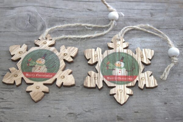 Pack de 2 décorations artisanales de Noël en bois - Flocon de neige et bonhomme de neige- Vendu par 1 – Image 2