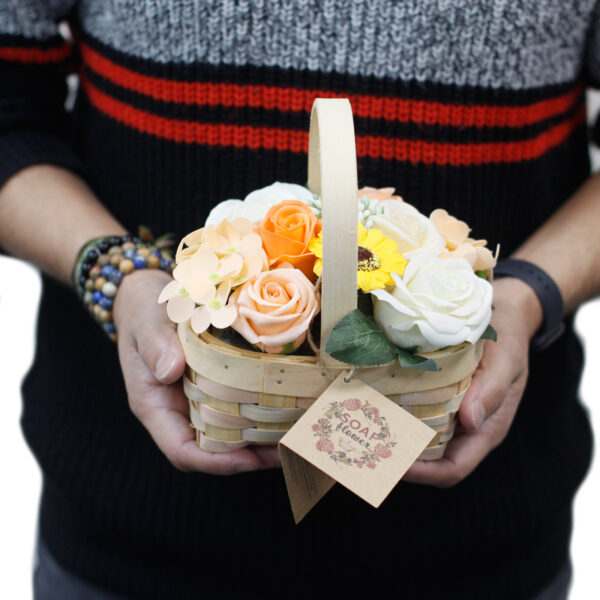 Bouquet rose moyen dans un panier en osier- Vendu par 1 – Image 2