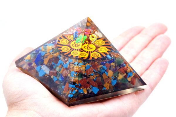 Pyramide d'Orgonite - Om Chakra - 70 mm- Vendu par 1 – Image 2