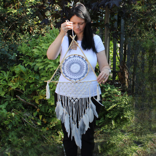 Protection Dream Cather - Lrg Pyramide Macramé Blanc/Gris- Vendu par 1 – Image 3