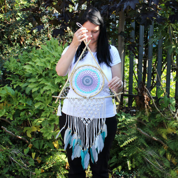 Protection Dream Cather - Lrg Pyramide Macramé Blanc/Turquoise- Vendu par 1 – Image 3