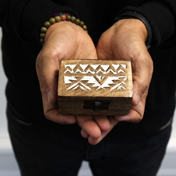 Boîte en bois lavé blanc - Pill Box Slavic Design- Vendu par 1 – Image 2