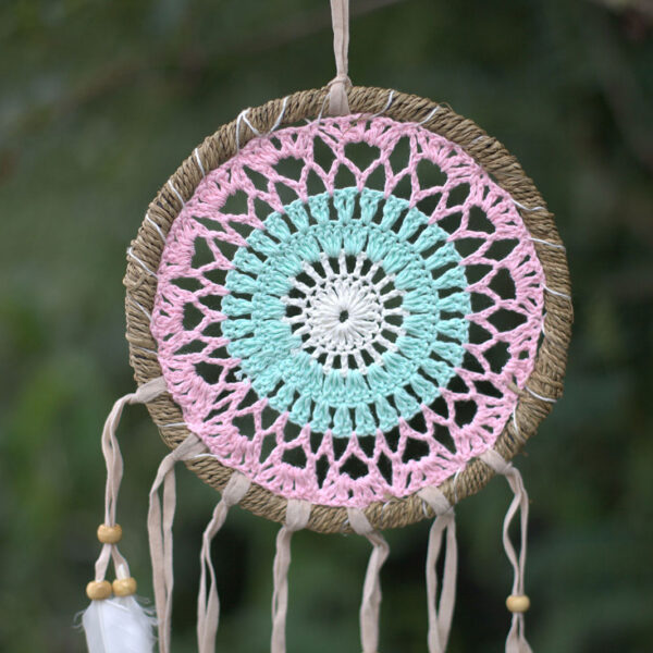 Attrape-rêves en macramé rose pastel 16cm (couleurs assorties)- Vendu par 1 – Image 2