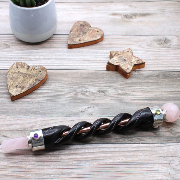 Baguette de guérison sculptée en spirale - Pipe en cuivre Quartz rose- Vendu par 1 – Image 3