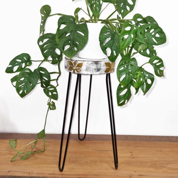 Support pour plantes en bois Albasia - Blanchiment de chaux- Vendu par 1 – Image 2