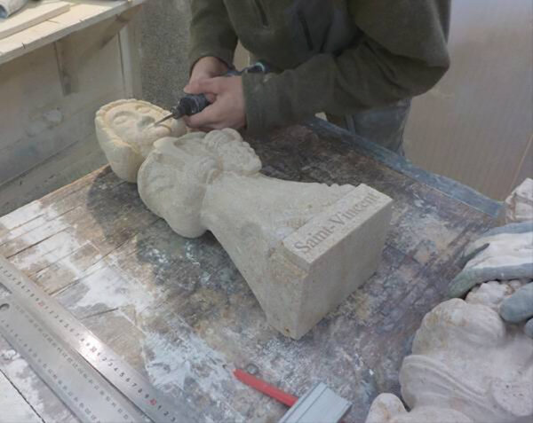 Statue Saint-Vincent - Grand format (65 x 23 x 17) - Charmot Clair Adouci - COMPTOIR DES PIERRES – Image 3