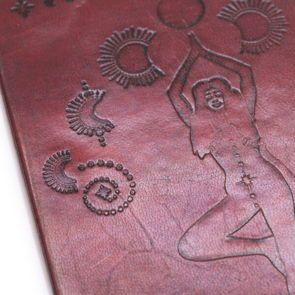 Carnet moyen avec sangle - Cosmic Goddess- Vendu par 1 – Image 3