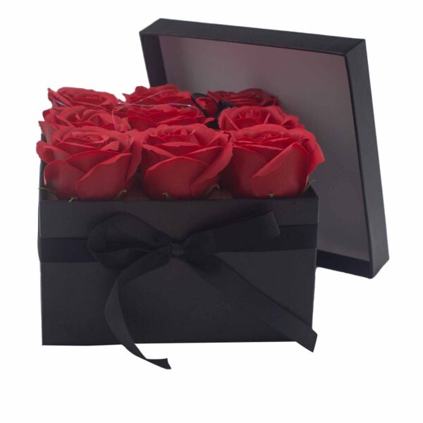 Bouquet cadeau de fleurs de savon - 9 roses rouges - Carré- Vendu par 1 – Image 2