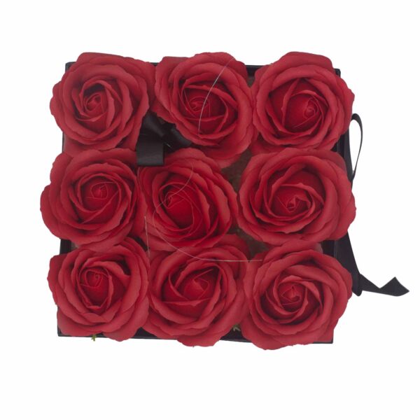 Bouquet cadeau de fleurs de savon - 9 roses rouges - Carré- Vendu par 1 – Image 3