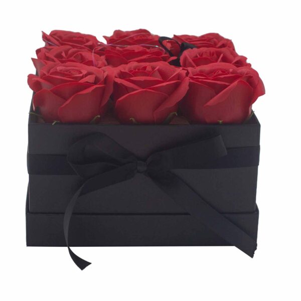 Bouquet cadeau de fleurs de savon - 9 roses rouges - Carré- Vendu par 1 – Image 4