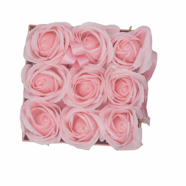 Bouquet cadeau de fleurs de savon - 9 roses roses - Carré- Vendu par 1 – Image 3