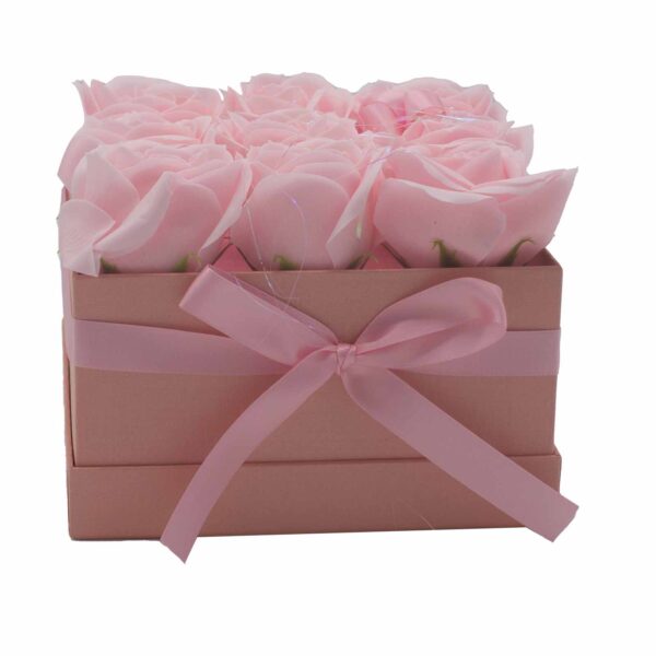Bouquet cadeau de fleurs de savon - 9 roses roses - Carré- Vendu par 1 – Image 4