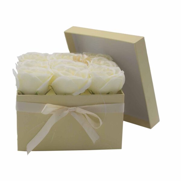 Bouquet cadeau de fleurs de savon - 9 roses crème - Carré- Vendu par 1 – Image 2