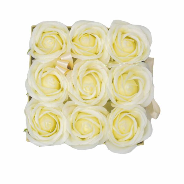 Bouquet cadeau de fleurs de savon - 9 roses crème - Carré- Vendu par 1 – Image 3