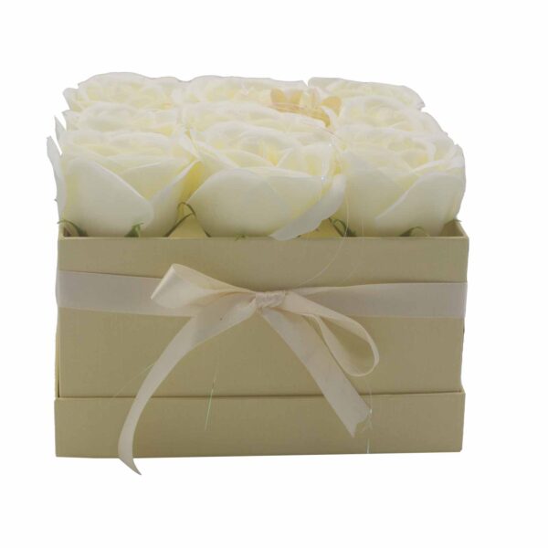 Bouquet cadeau de fleurs de savon - 9 roses crème - Carré- Vendu par 1 – Image 4