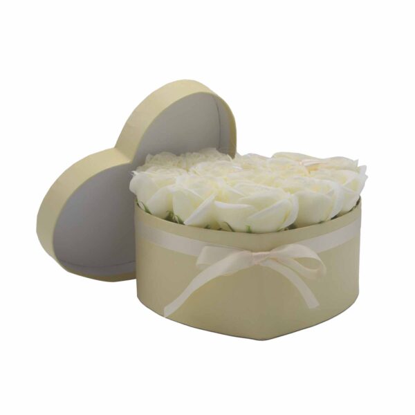 Bouquet cadeau de fleurs de savon - 13 roses crème - Coeur- Vendu par 1 – Image 2