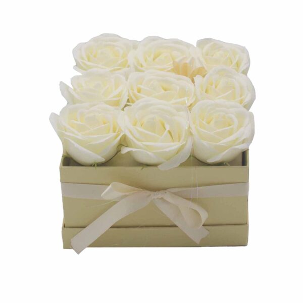 Bouquet cadeau de fleurs de savon - 9 roses crème - Carré- Vendu par 1