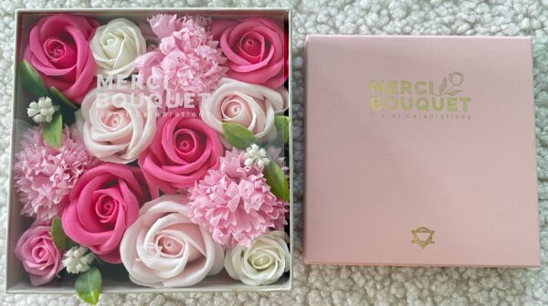Boîte Carrée - Bénédictions de Bébé - Roses- Vendu par 1