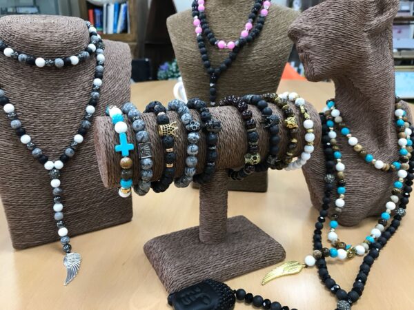 Crâne en étain / Agate grise - Bracelet de pierres précieuses- Vendu par 1 – Image 2