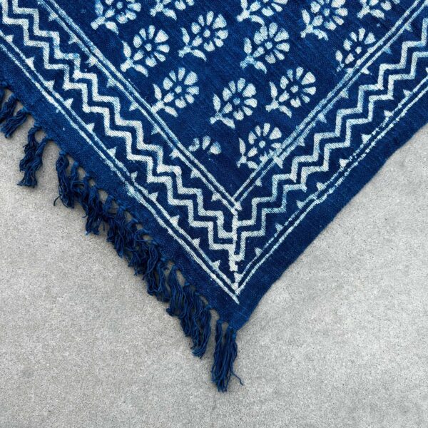 Plaid Indigo Fait Main - 170x120cm - Fleur de Chhota- Vendu par 1 – Image 3