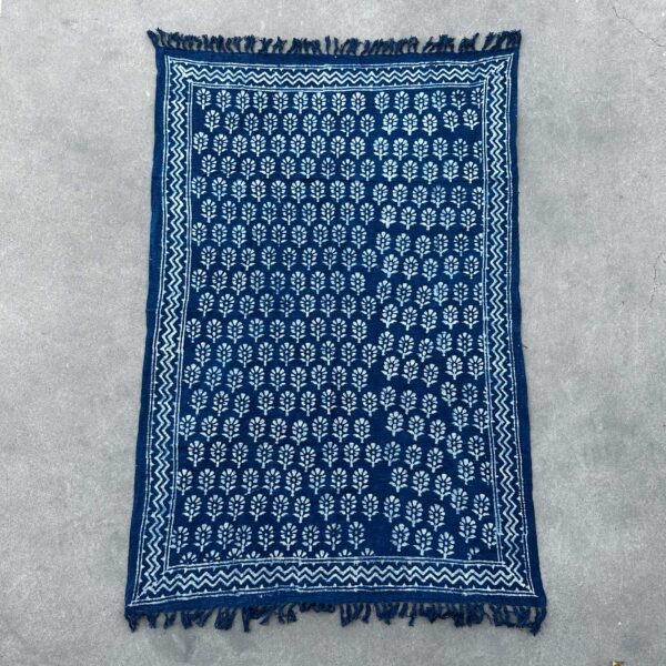 Plaid Indigo Fait Main - 170x120cm - Fleur de Chhota- Vendu par 1 – Image 4