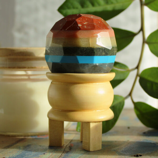 Boule de guérison à facettes avec pierres précieuses et support  Sept chakras- Vendu par 1
