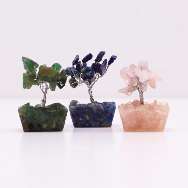 Boîte de 12 mini arbres de pierres précieuses sur base d'orgonite - Mélange assorti (15 pierres)- Vendu par 1