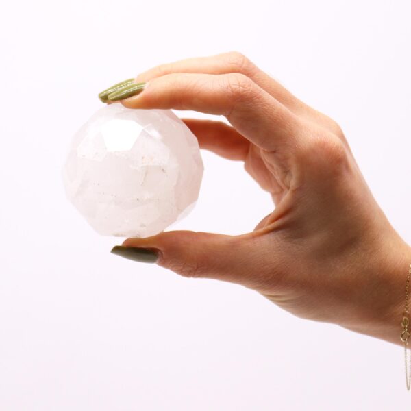 Boule de guérison à facettes avec pierres précieuses et support  Quartz de roche- Vendu par 1 – Image 3