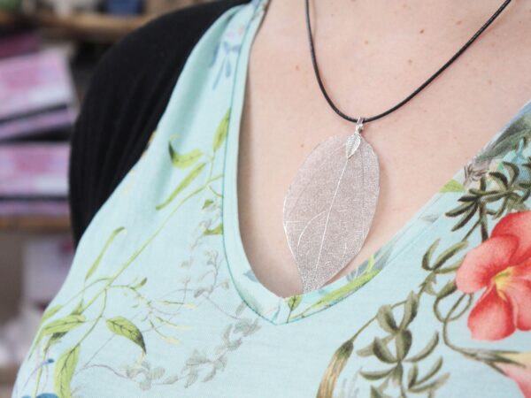 Collier - Feuille de Bravoure - Lavande- Vendu par 1 – Image 4