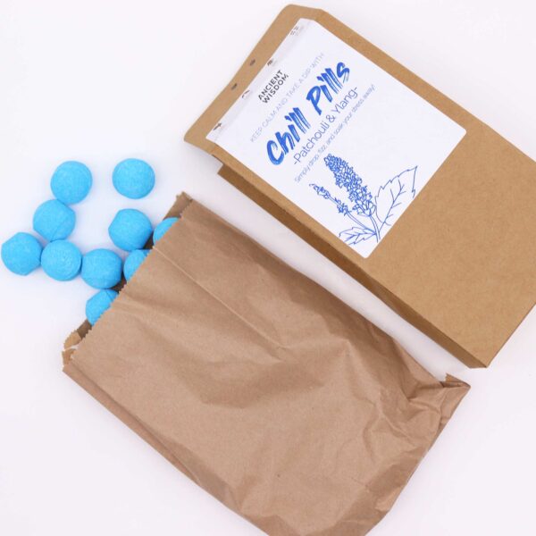 Chill Pills Coffret Cadeau 350g - Ylang & Patchouli- Vendu par 1 – Image 2