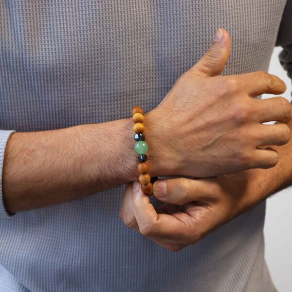 Bracelet chakra sacré en bois de cèdre avec aventurine- Vendu par 1 – Image 3