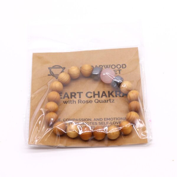 Bracelet chakra coeur en bois de cèdre avec quartz rose- Vendu par 1 – Image 4