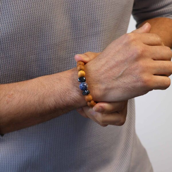 Bracelet chakra de la gorge en bois de cèdre avec sodalite- Vendu par 1 – Image 3