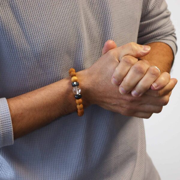 Bracelet chakra couronne en bois de cèdre avec quartz clair- Vendu par 1 – Image 3