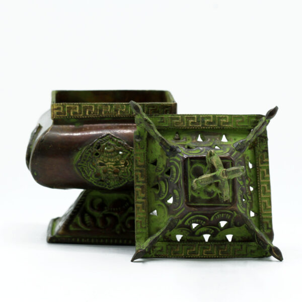 Brûleur tibétain Verdigris en laiton - Pot carré sur pied à quatre symboles- Vendu par 1 – Image 2