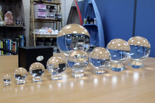 Boule de Cristal sur Support 110mm- Vendu par 1 – Image 3