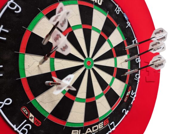 Jeu de fléchettes en acier - cible Winmau Blade 6 + support de fléchettes Roleo + Roleo Surround Red + 2 jeux de flèches – Image 6