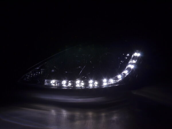 Phare Daylight à LED DRL look Ford Focus 3/4/5 portes. 01-04 chrome pour véhicules avec direction à droite - – Image 2