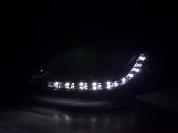 Phare Daylight à LED DRL look Ford Focus 3/4/5 portes. 01-04 noir pour véhicules avec direction à droite - – Image 2