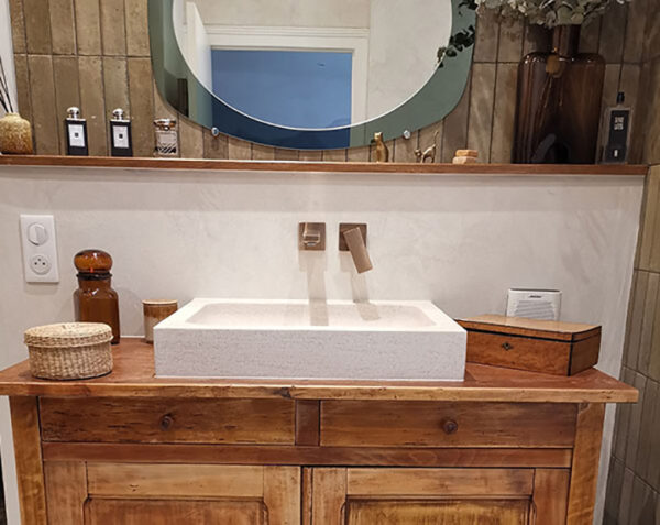 Vasque en pierre Saint-Rémy - 115 x 45 x 10 - Charmot Clair Adouci - COMPTOIR DES PIERRES – Image 4