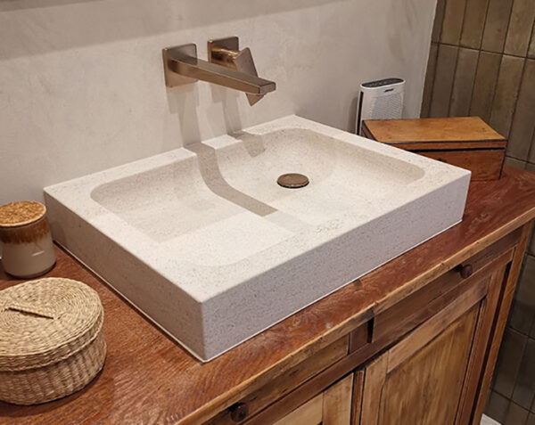Vasque en pierre Saint-Rémy - 115 x 45 x 10 - Charmot Clair Adouci - COMPTOIR DES PIERRES – Image 3