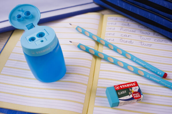 Schoolset x 2 STABILO EASYgraph S HB gaucher + 1 taille-crayons EASYsharpener + 1 gomme - bleu ciel - Carton de 3 pièces – Image 6