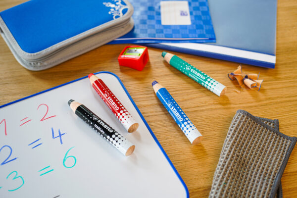 Etui carton x 4 STABILO MARKdry + 1 taille-crayon + 1 chiffonnette - rouge + bleu + vert + noir – Image 4
