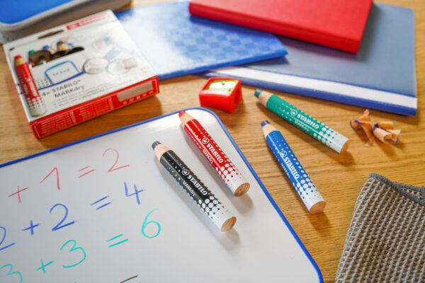 Etui carton x 4 STABILO MARKdry + 1 taille-crayon + 1 chiffonnette - rouge + bleu + vert + noir – Image 5