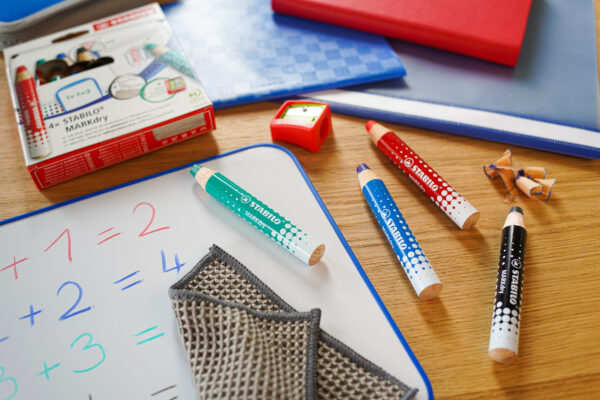 Etui carton x 4 STABILO MARKdry + 1 taille-crayon + 1 chiffonnette - rouge + bleu + vert + noir – Image 6