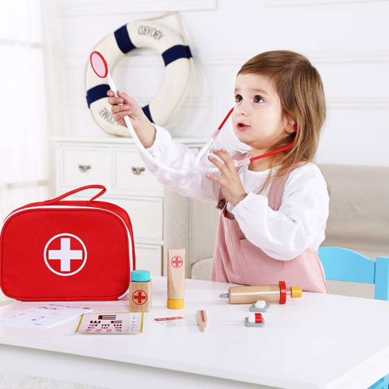 Doctor sets Little Doctor Jeu en bois rouge 11 pièces - Tooky Toy – Image 8